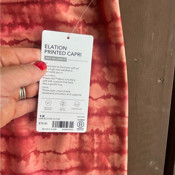 NWT Athleta Women's Elation Printed Red Tie-Dye Capris Size 1X - Picture 3 of 4